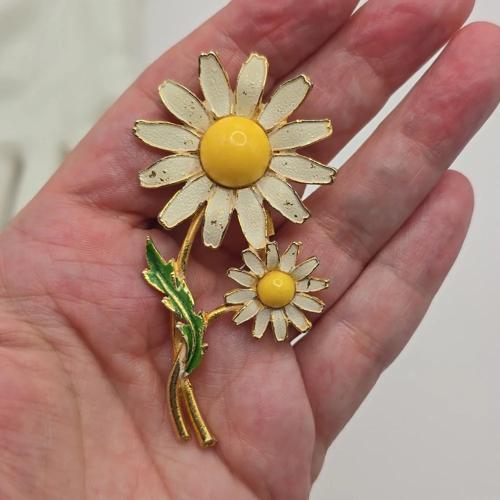 Vintage Weiss Double Daisy Enamel Brooch